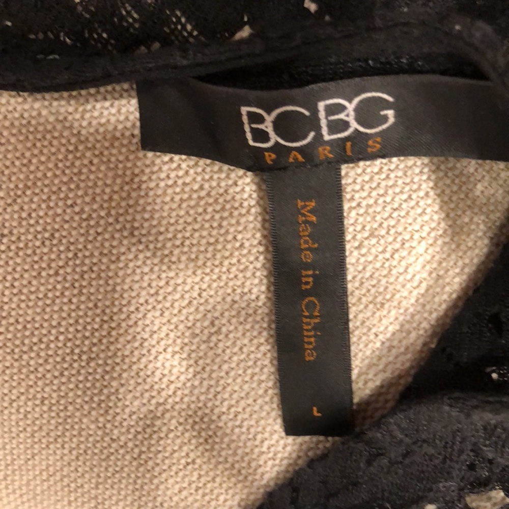 Women’s BCBG Paris shawl. - Picture 6 of 6